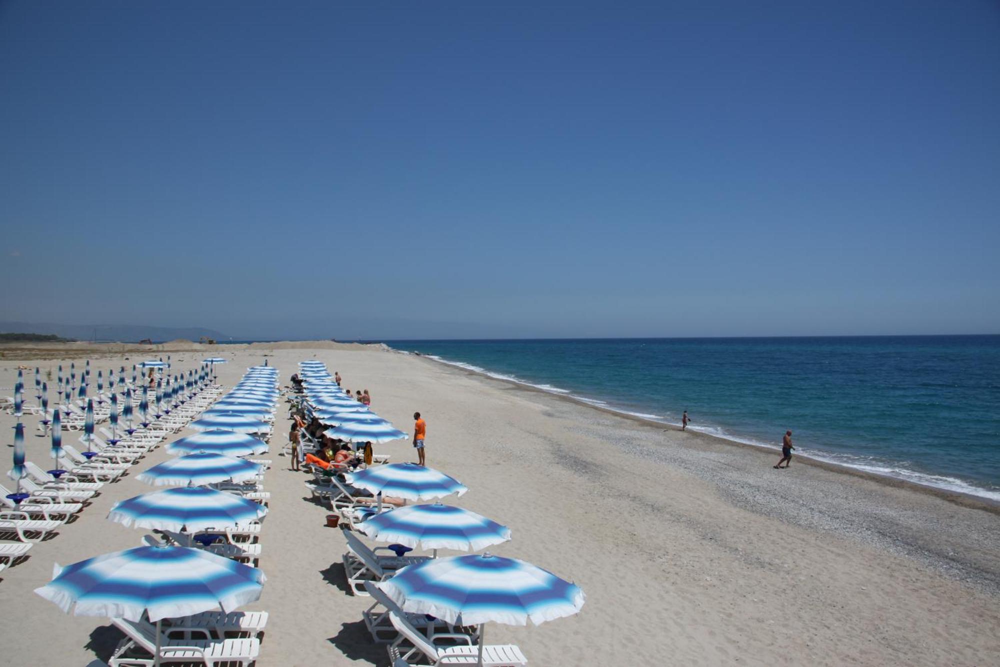 Club Esse Aquilia Beach Village 巴多拉托斯塔兹翁 外观 照片