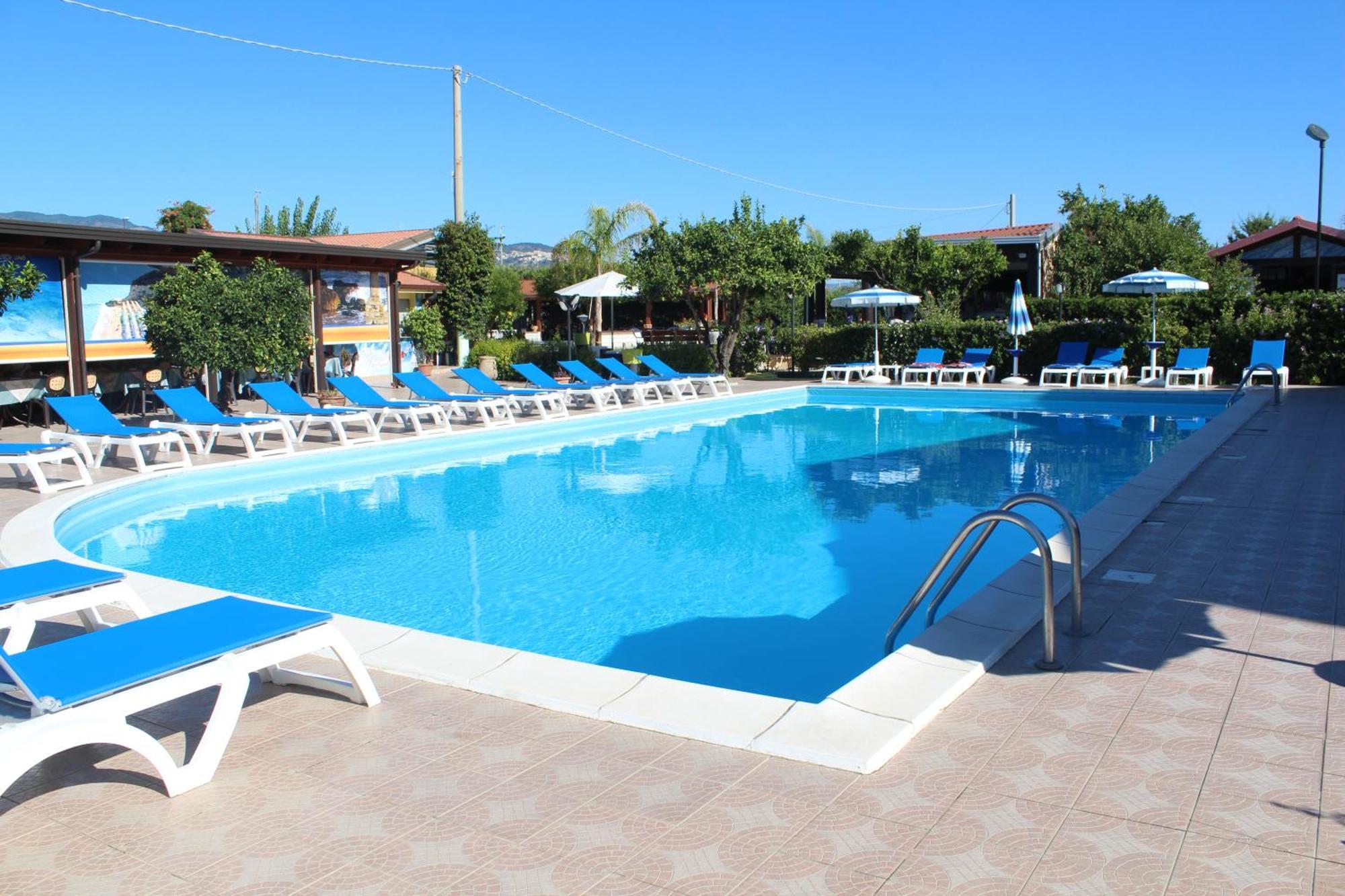 Club Esse Aquilia Beach Village 巴多拉托斯塔兹翁 外观 照片