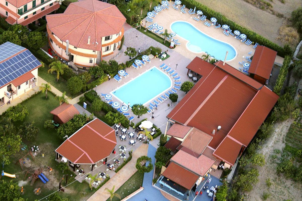 Club Esse Aquilia Beach Village 巴多拉托斯塔兹翁 外观 照片